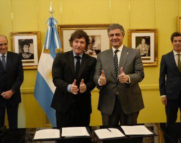 El presidente Javier Milei y el Jefe de Gobierno de la Ciudad de Buenos Aires, Jorge Macri, firmaron el Acta Acuerdo de transferencia de 31 líneas de colectivos 