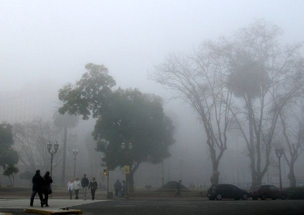 Jornada con neblinas, lloviznas aisladas y cielo nublado