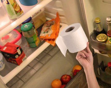 Por qué conviene poner un rollo de papel higiénico en la heladera