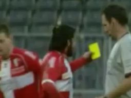 sin respeto: le saca la tarjeta de la mano al arbitro sin respeto: le saca la tarjeta de la mano al arbitro