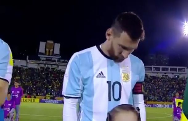 Cabeza gacha y mirada perdida: así estaba Messi durante el himno en Ecuador