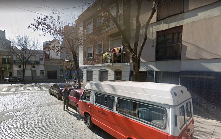 Le robaron y cuando revisó las cámaras de seguridad descubrió que el vecino ayudó a los ladrones