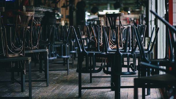 Infectólogos sugieren avanzar con el toque de queda sanitario desde las 22 horas