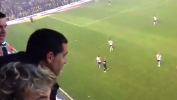 Feliz, Riquelme gastó a los de River como un hincha más