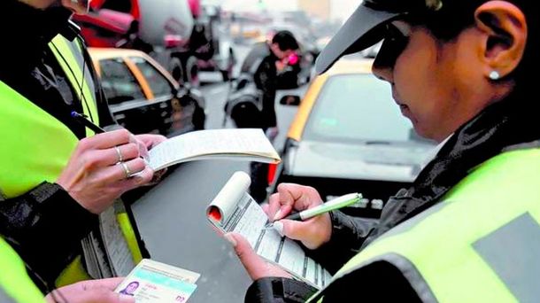 Multas: el descuido común de muchos conductores que puede costar hasta $84.000