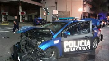 El patrullero de la Policía de la Ciudad quedó destruido El patrullero de la Policía de la Ciudad quedó destruido