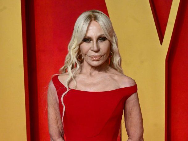 Donatella Versace deja la dirección de la lujosa marca de ropa