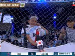 Insólito: un nene hincha de River fue a la cancha de Racing con la camiseta de Atlético Tucumán