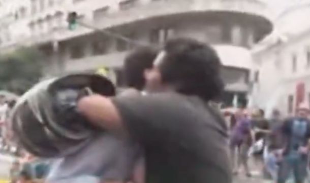 Incómodo momento en el móvil de LN+ en la marcha por el Día de la Memoria: Estás en negro