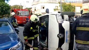 impresionante choque y vuelco en villa luro dejo cinco heridos impresionante choque y vuelco en villa luro dejo cinco heridos