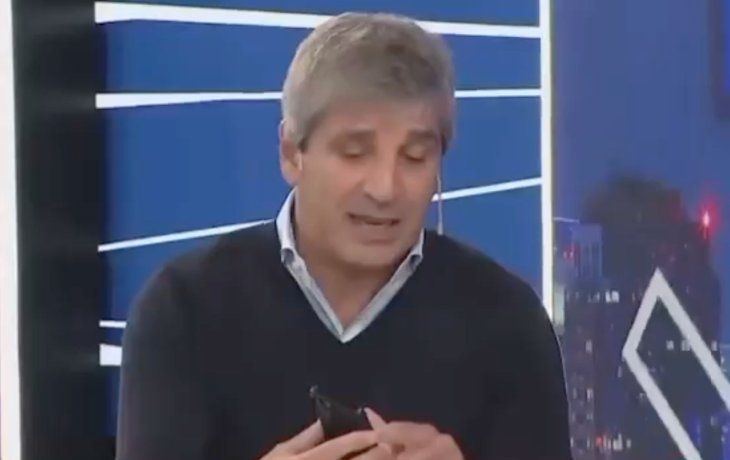 Escándalo libertario: tras el off de Alejandro Fantino, Luis Caputo fue a la TV a mostrar su celular en vivo