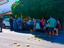 Una pareja dejó a su hijo seis horas encerrado en un auto. Foto: @alepolizzo