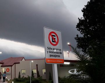 Las low cost no pegan una: el vuelo inaugural de El Palomar está demorado por la lluvia