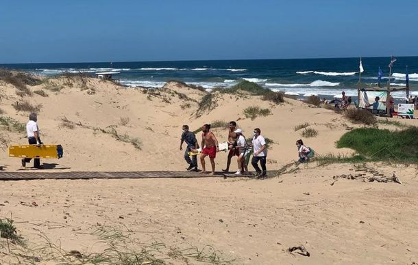 Seis argentinos fueron arrastrados por el mar en Punta del Este: hay dos internados por asfixia
