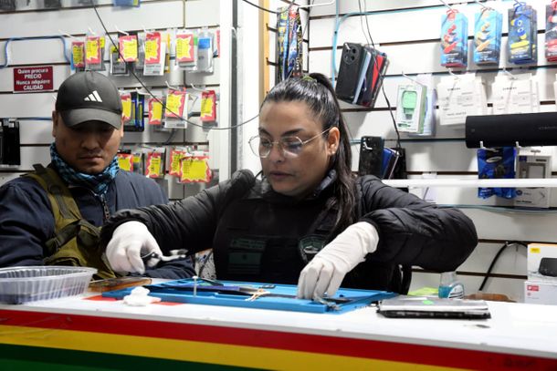 Se encontraron 11 máquinas de reparación de celulares y herramientas para abrir los dispositivos Se encontraron 11 máquinas de reparación de celulares y herramientas para abrir los dispositivos