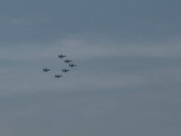 Así fue el vuelo rasante de los aviones de combate F-16 sobre la Ciudad de Buenos Aires Así fue el vuelo rasante de los aviones de combate F-16 sobre la Ciudad de Buenos Aires