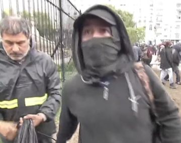 Encapuchado golpeó en vivo al equipo de C5N durante la Marcha Federal Universitaria