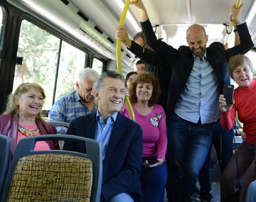 Mauricio Macri y Guillermo Dietrich en colectivo