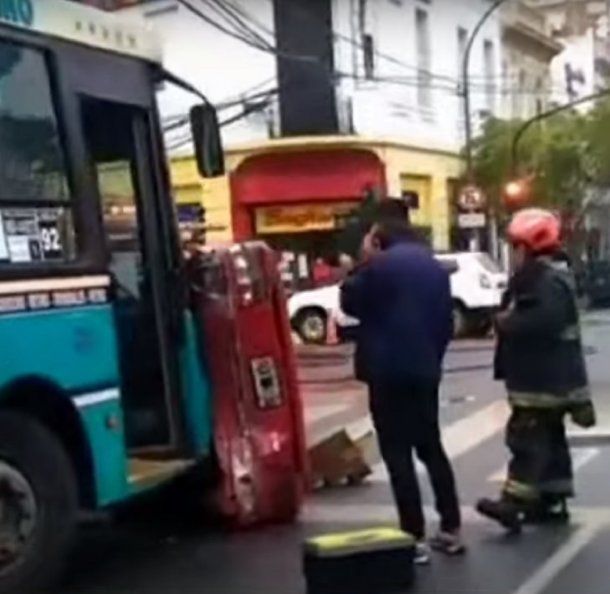 Otro fuerte choque de un colectivo: embistió tres autos y uno quedó volcado