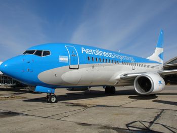 En la previa del regreso de los vuelos, desinfectan a los aviones con una tecnología más efectiva