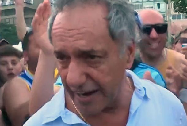 La llamativa ovación a Scioli en el banderazo de los hinchas de Boca en Río de Janeiro