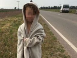 La nena estaba semidesnuda al costado de la ruta