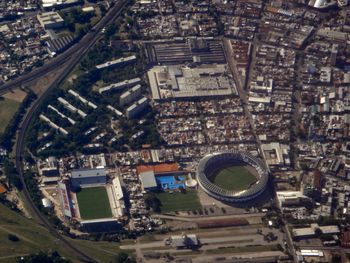 Los estadios de Independiente y Racing, postal típica de Avellaneda