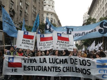Miles de estudiantes marcharon en Chile por la educación gratuita