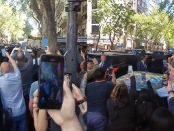 Ya no puede caminar por la calle: Javier Milei fue insultado al grito de hijo de put... en microcentro