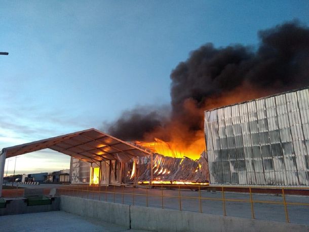 Así fue el incendio en el depósito de una cervecería en Zárate