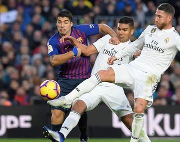 Barcelona y Real Madrid se enfrentan en el clásico postergado en el Camp Nou