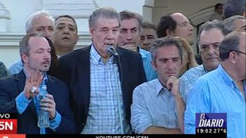 masiva marcha contra el despido de victor hugo morales masiva marcha contra el despido de victor hugo morales