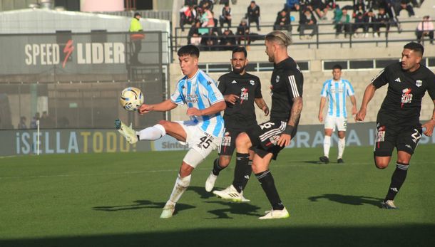 Con polémicas, Deportivo Riestra venció 1-0 Atlético Tucumán y quedó como escolta