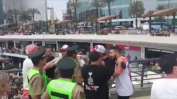 Racismo: hincha de River hizo gesto de macaco a los de Flamengo, lo fueron a buscar y terminó rogando perdón