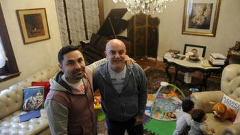 pareja gay quiere anotar a sus hijos y no la dejan pareja gay quiere anotar a sus hijos y no la dejan