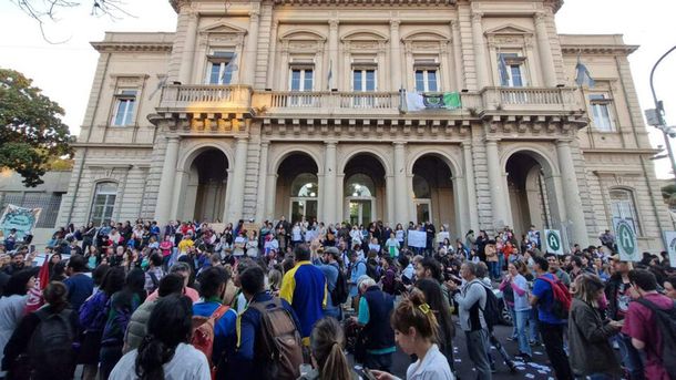 Tras la lucha de los trabajadores, el Gobierno decidió que el Hospital Bonaparte no se cierra