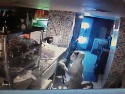 video: entro a robar a una pizzeria, se tomo una cerveza y se fue video: entro a robar a una pizzeria, se tomo una cerveza y se fue