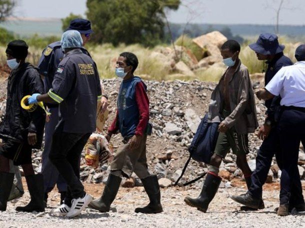 Sudáfrica: encontraron 78 cadáveres en una mina de oro ubicada a más de 2 kilómetros bajo tierra.