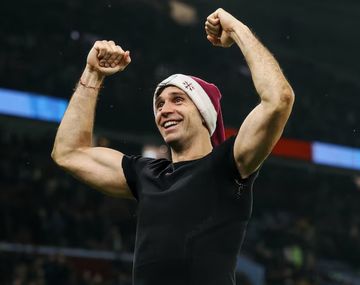 Lo aman: el tremendo festejo navideño del Dibu Martínez con los hinchas del Aston Villa