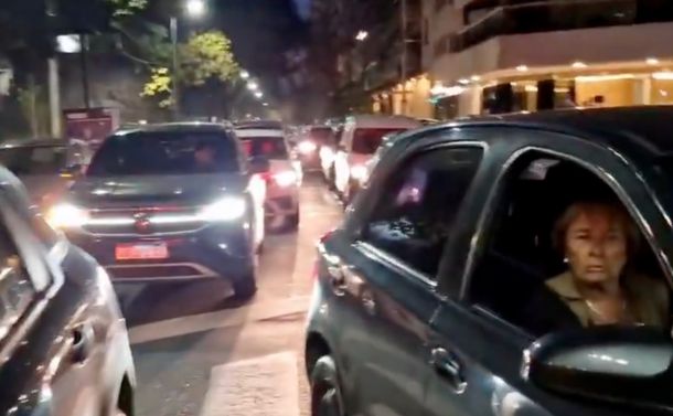 Acto de Manuel Adorni, caos de tránsito y furia de los vecinos de Recoleta: ¡Tengo que ir a mi casa!