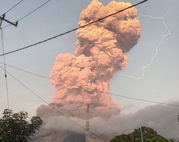 Fotos y videos de la tremenda erupción volcánica en Indonesia