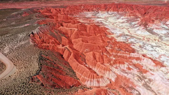 El pueblo para salir de la tradicional con tierras y montañas rojas. El pueblo para salir de la tradicional con tierras y montañas rojas.