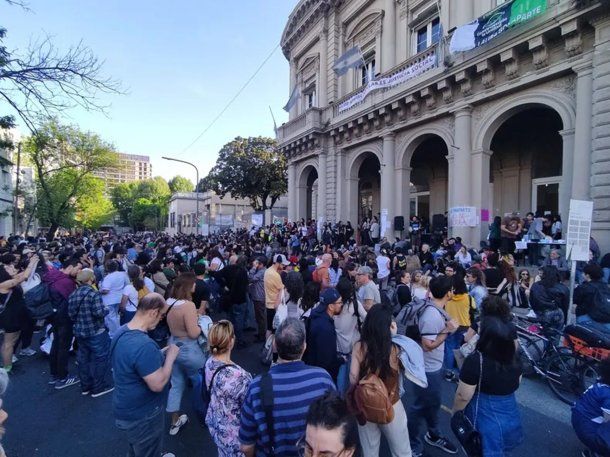 Trabajadores del Hospital de Salud Mental Laura Bonaparte en alerta porque Milei dispuso su cierre