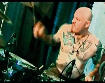 Un cantante debe abandonar un festival por un tatuaje nazi