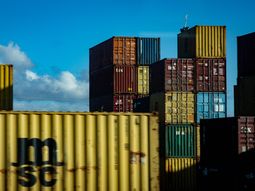 Las exportaciones uruguayas cayeron un 23% interanual en abril, traccionadas por el desplome en la carne vacuna y la soja. Las exportaciones uruguayas cayeron un 23% interanual en abril, traccionadas por el desplome en la carne vacuna y la soja.