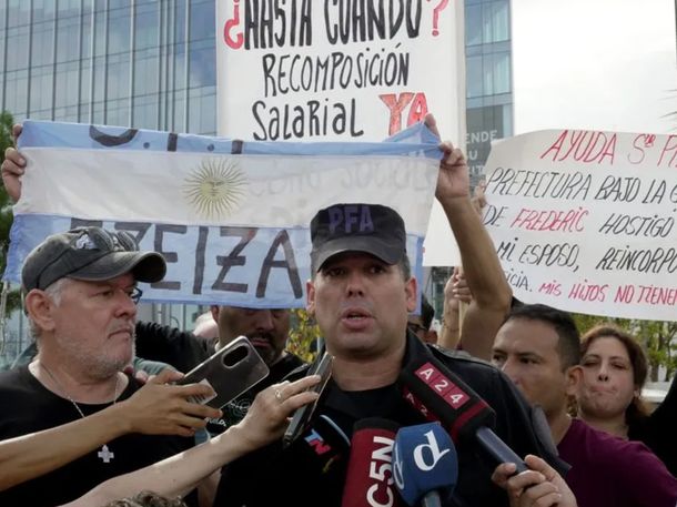 Abrazo al Edificio Centinela en reclamo de mejoras salariales y en las obras sociales
