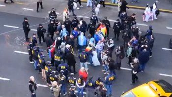 Los jubilados increparon a un subcomisario de la Policía: Les pagamos el sueldo