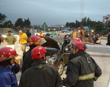 Se desplomó una estructura y aplastó a un auto: el conductor está grave