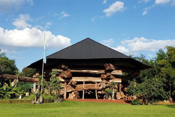 El monumento con troncos de madera que atrae a miles de turistas.