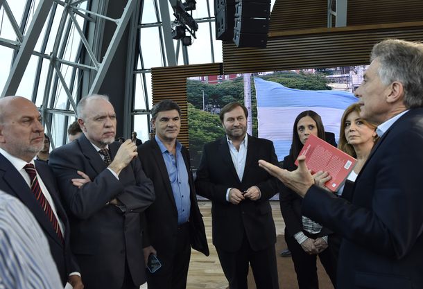 Macri afirmó que hay un millón y medio de empleados públicos de más